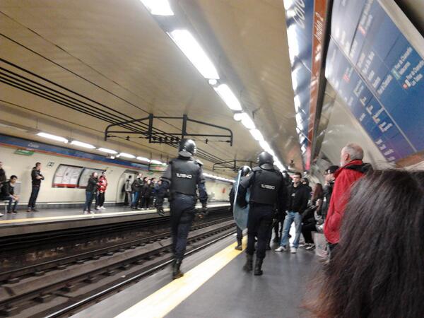 Policia en metro Madrid
